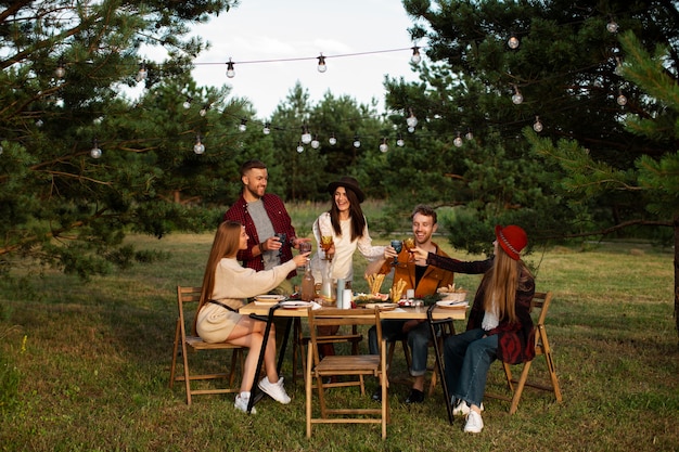 Photo gratuite réunion de famille célébrant l'hiver