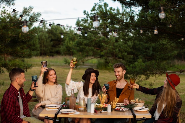 Photo gratuite réunion de famille célébrant l'hiver