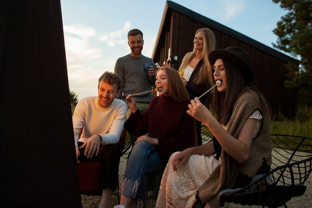 Photo gratuite réunion de famille célébrant l'hiver