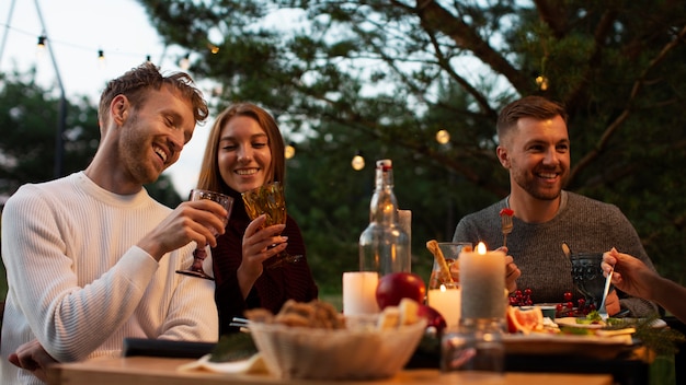 Photo gratuite réunion de famille célébrant l'hiver