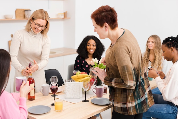 Photo gratuite réunion des femmes à l'intérieur