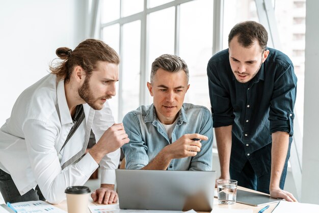 Réunion de gens d & # 39; affaires au travail de bureau