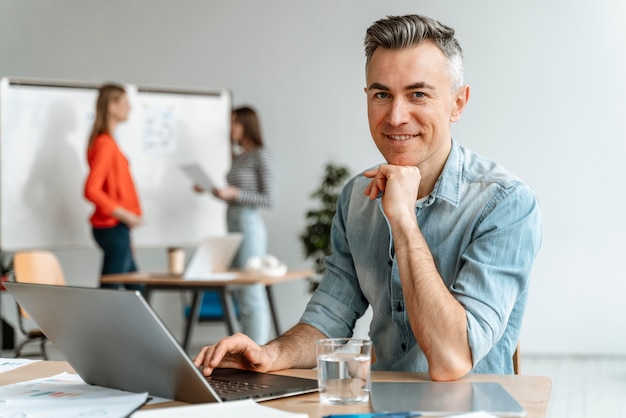 Photo gratuite réunion de gens d & # 39; affaires au travail de bureau