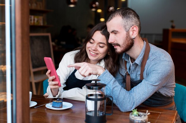 Réunion des partenaires commerciaux au café