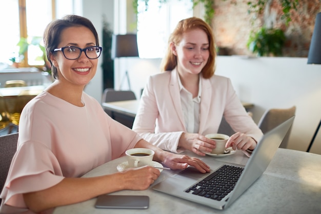 Réunion de travail au charmant café