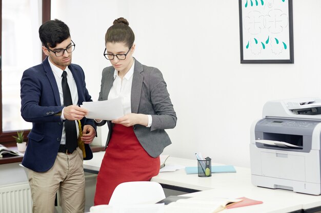 Réunion de travail dans la salle de conférence moderne