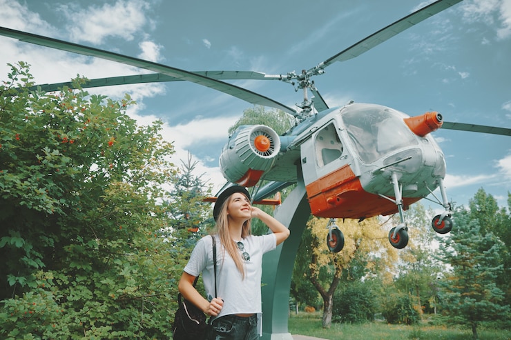 Photo gratuit rêve de jeune fille regardant vers le ciel