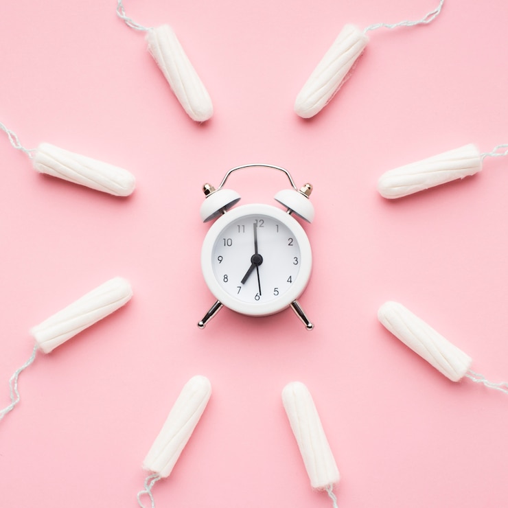Photo gratuit réveil entouré de tampons