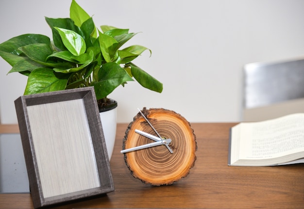 Réveil Et Plante Sur Le Bureau