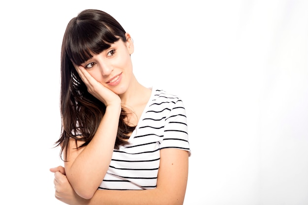 Rêver femme regardant à droite