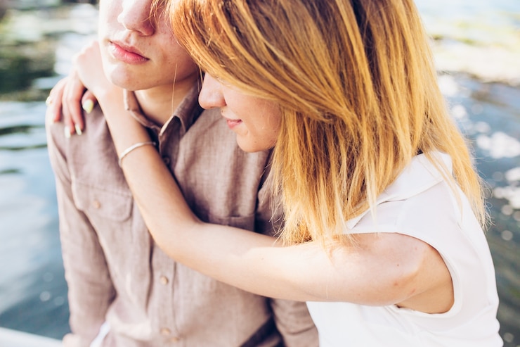 Photo gratuit rêveur, jeune couple, câlins