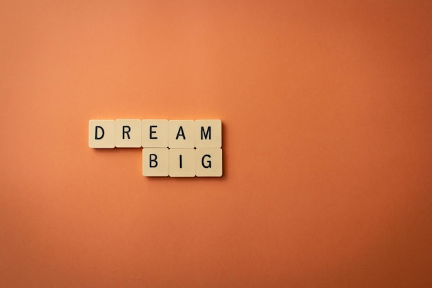 Revez De Grands Mots Inspirants Avec Des Citations De Papier Peint De Fond Colore Photo Premium