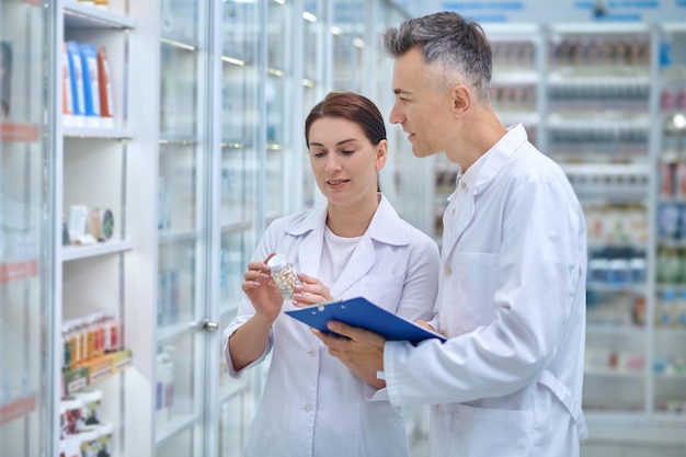 Révision. Deux pharmaciens faisant la révision des médicaments dans une pharmacie