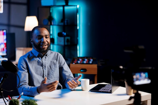 Photo gratuite révisions de tournage des créateurs de contenu