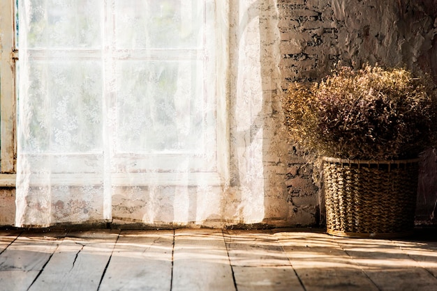 Rideau de maison et plancher en bois