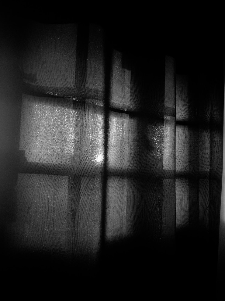 Rideau transparent sur la fenêtre