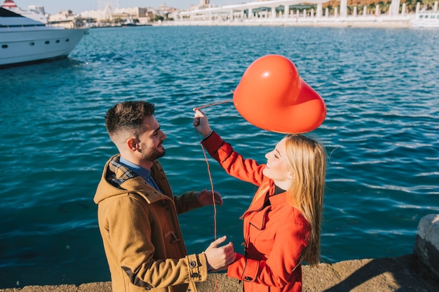 Rire couple avec ballon coeur rouge
