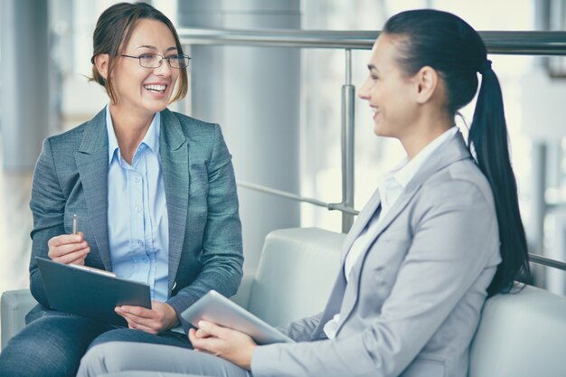 rire des employés et la tenue d&#39;une presse-papiers