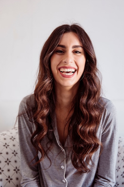 Photo gratuite rire de la femme au lit