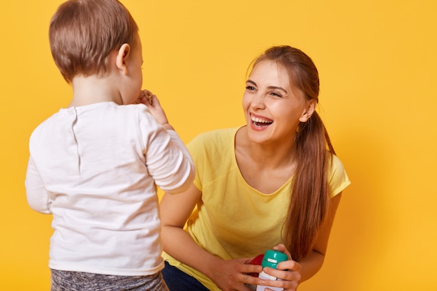 Rire femme joyeuse joue avec sa petite fille mignonne