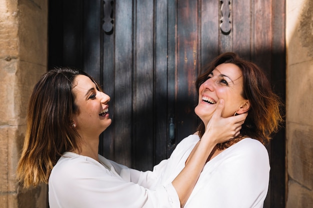 Rire les femmes près de la porte de bois