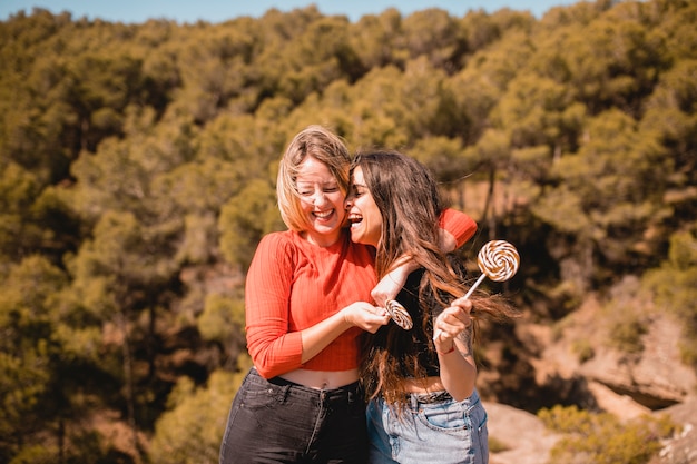 Photo gratuite rire des femmes avec des sucettes