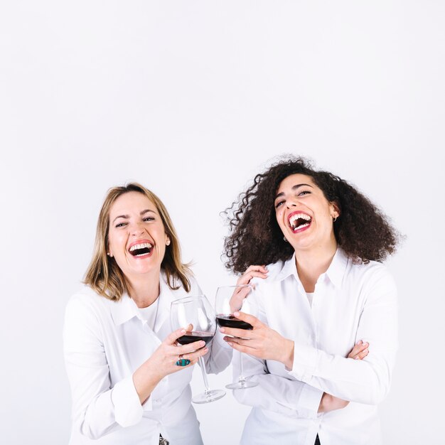 Rire des femmes tinter les verres