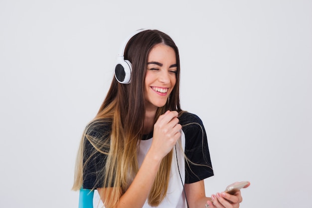 Rire fille avec un casque