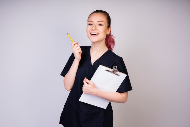 Rire fille en uniforme de médecin