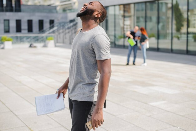 Rire homme noir avec des papiers