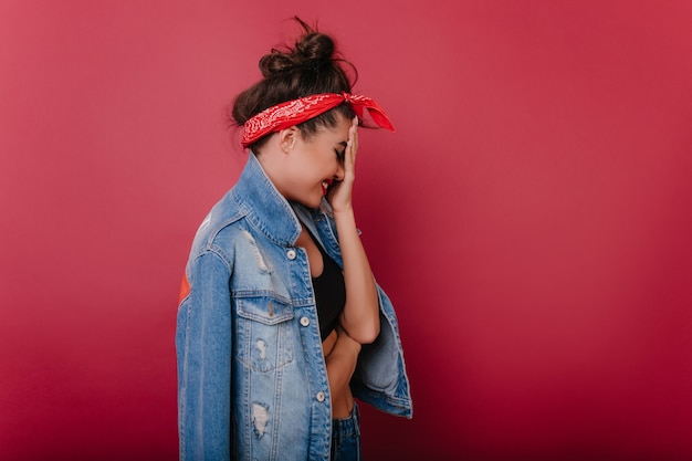 Rire joyeuse fille relaxante avec intérieur sombre