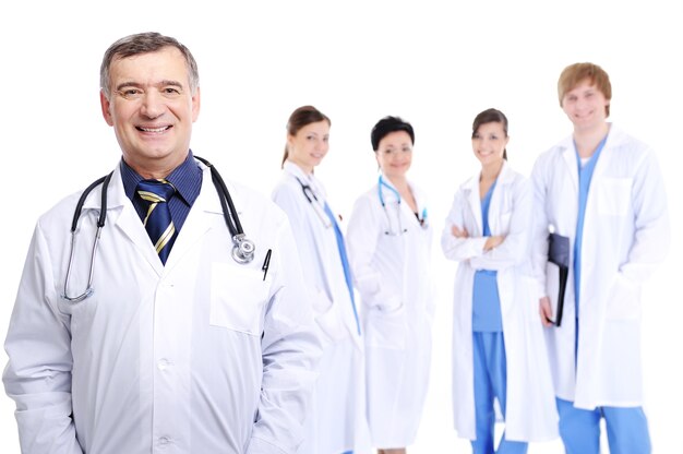Rire un médecin de sexe masculin mature avec ses collègues