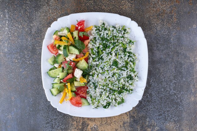 Risotto aux herbes avec salade de légumes de saison