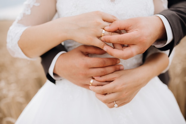 Photo gratuite rituel sacré de mettre des anneaux de mariage par le marié et la mariée