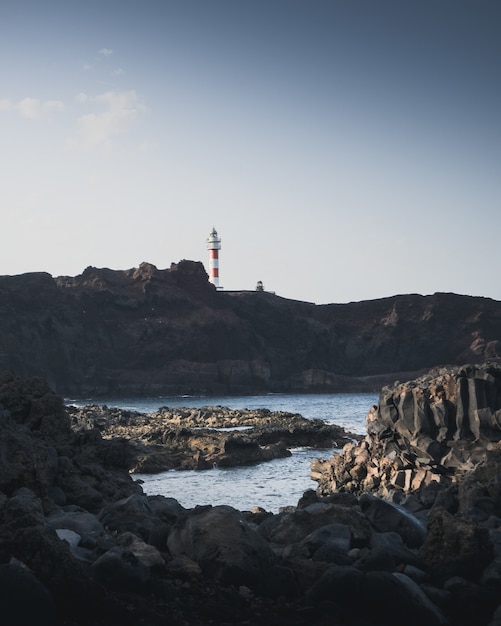 rivage rocheux de la mer et un phare