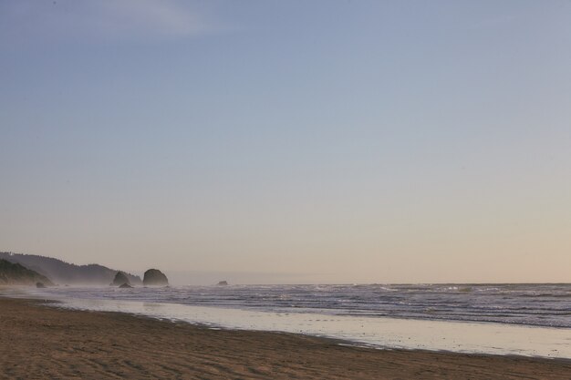 Rivage rocheux de l'océan Pacifique à Cannon Beach, Oregon, USA
