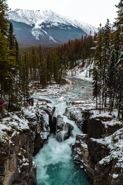 Photo gratuite rivière au milieu d'un paysage montagneux envoûtant