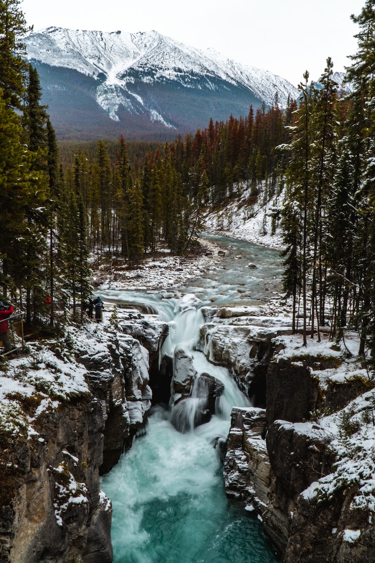 Photo gratuit rivière au milieu d'un paysage montagneux envoûtant