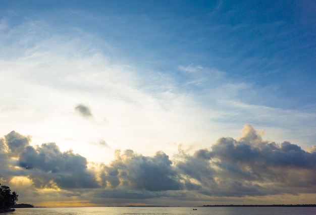 Photo gratuite rivière avec beau nuage blanc sur ciel bleu