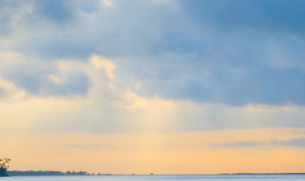 Photo gratuite rivière avec beau nuage blanc sur ciel bleu