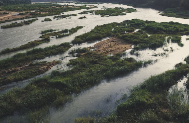 Photo gratuite rivière bharatha avec peu d'eau