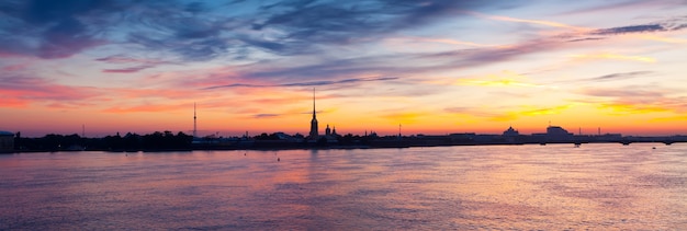 La rivière Neva à l&#39;aube. Saint-Pétersbourg