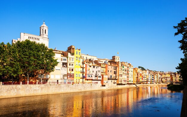 la rivière Onyar et les maisons pittoresques de Gérone. Catalogne