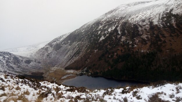 Rivière qui coule à travers la montagne couverte de neige