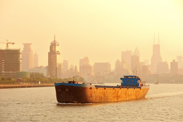 Rivière Shanghai Huangpu avec bateau