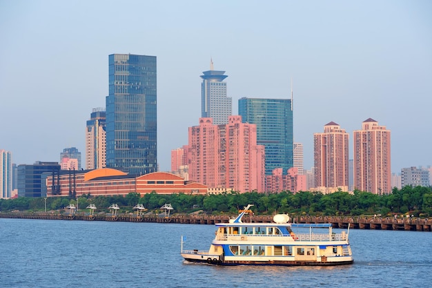 Rivière Shanghai Huangpu avec bateau