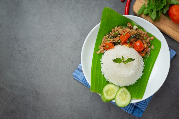 Riz au basilic et porc haché.