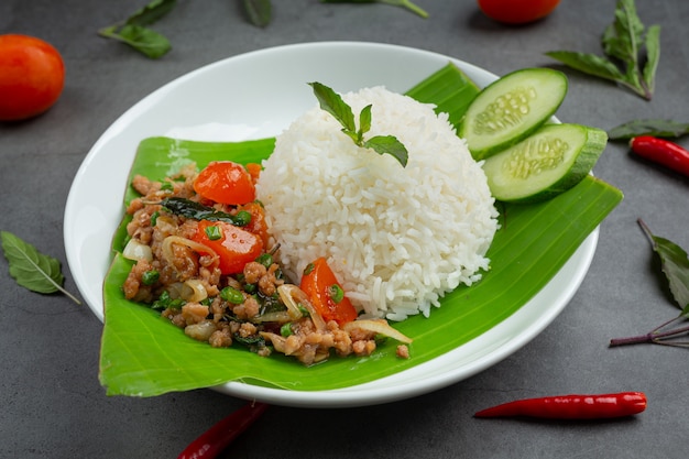 Riz au basilic et porc haché.