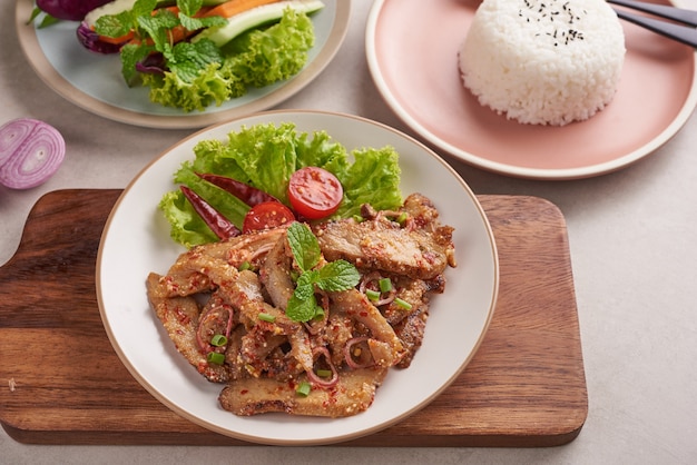 Riz au cou de porc grillé. Salade de porc grillé cuisine thaïlandaise avec des ingrédients aux herbes et épices, cuisine traditionnelle du nord-est délicieuse avec des légumes frais, menu de porc grillé tranche chaude et épicée cuisine asiatique.