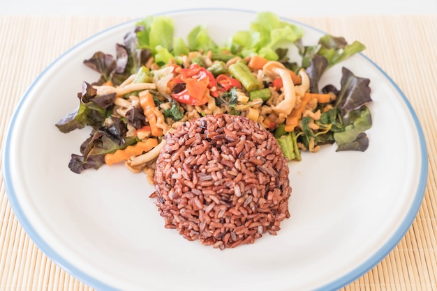 riz aux baies avec protéines de tofu frites et basilic